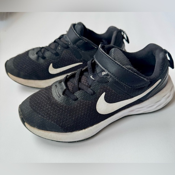 Nike Kids Black and White Sneakers - Picture 1 of 13